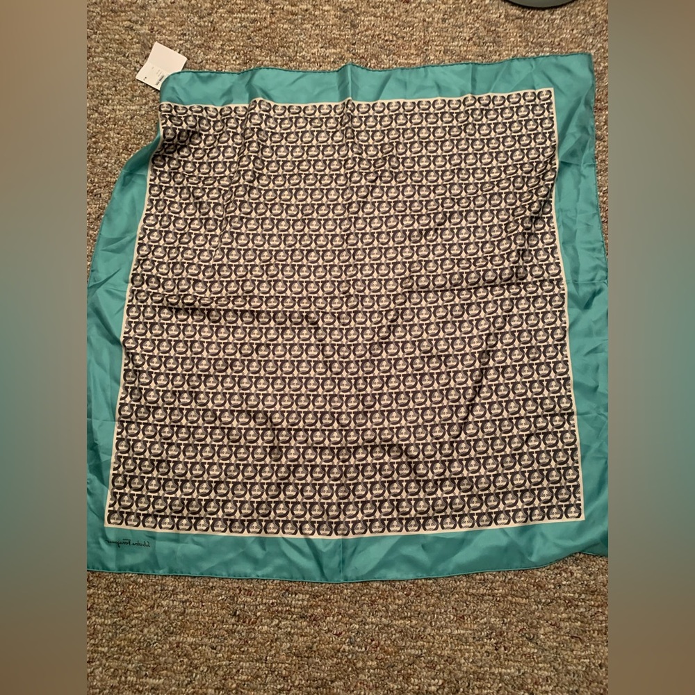 Brand new salvatore ferragamo slik scarf